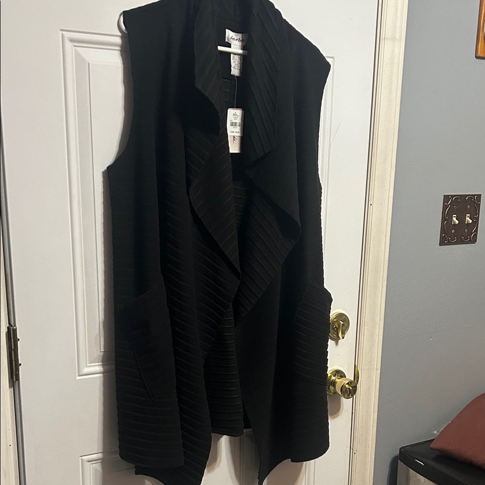 Elegant Black Sleeveless Cardigan